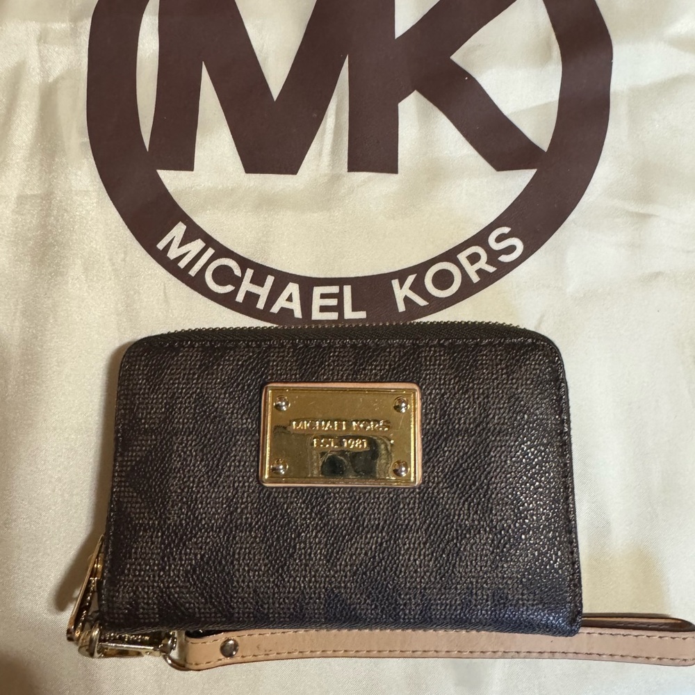 Michael Kors Small Wristlett/Wallet
Brown/Tan with Gold MK Sig (New w/o Tags)